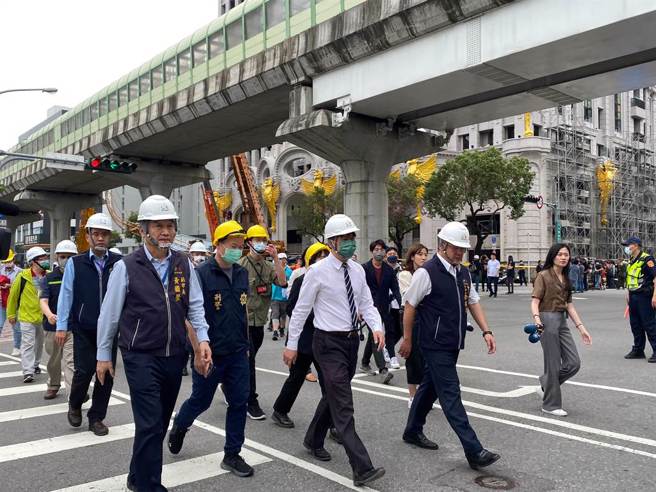台中捷运惊传1死8伤重大工安意外，检察官胡宗鸣（中）到场调查，听取台中市副市长黄国荣（左）及第四警分局长李建兴（右）说明案情。（张亦惠摄）