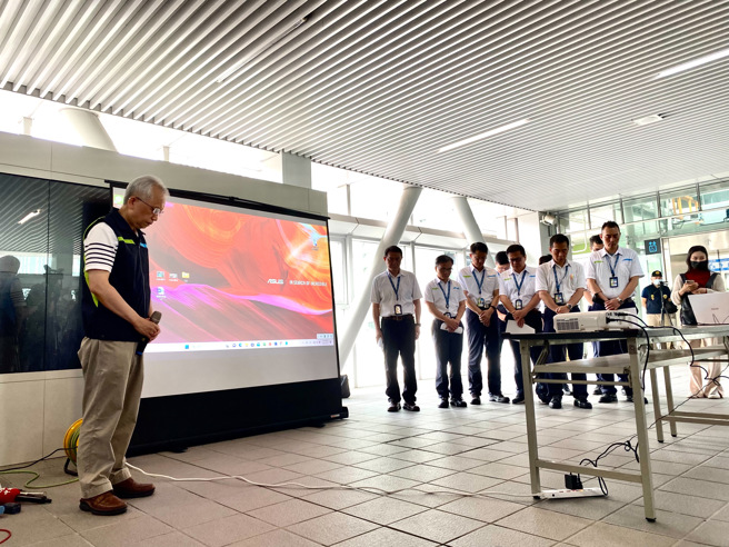 台中捷运今日召开记者会，开场后全场替罹难者默哀。（图／张亦惠摄）