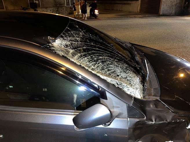 肇事的自小客车挡风玻璃因撞击破裂。（警方提供。许逸民／澎湖传真）