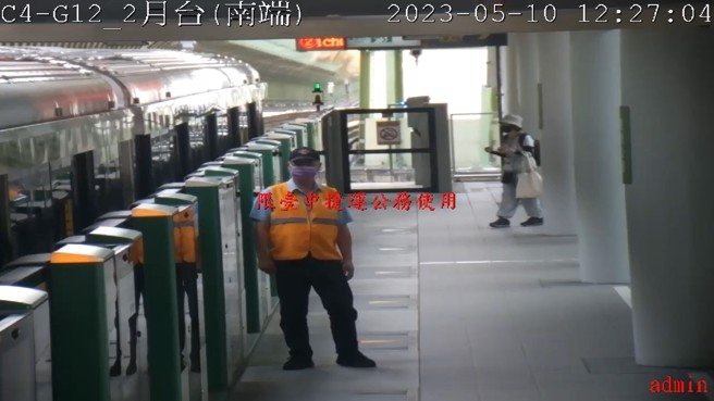 台中捷运11日公布站内监视器画面，10日12:27:04 站外建案吊车吊臂砸到隔音墙。（图／台中捷运提供）