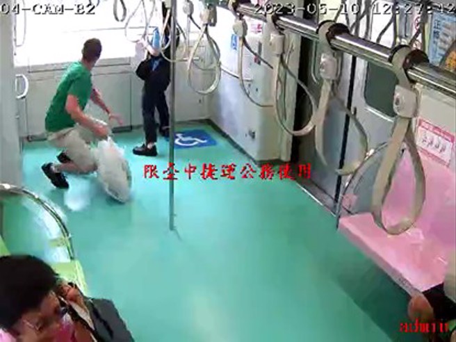 台中捷运11日公布事故当下车厢监视器画面，10日12:27:42 车内旅客开始有防护动作。（图／台中捷运提供）