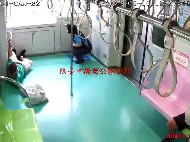 台中捷运11日公布事故当下车厢监视器画面。（图／台中捷运提供）