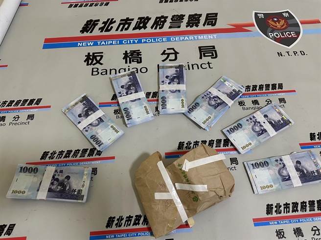 警方查扣手机、假公文、70万元等证物。（板桥警分局提供）