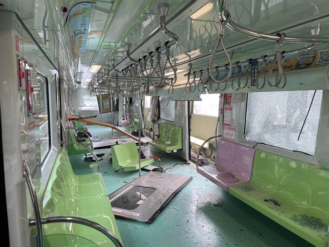 台中捷运行驶中列车遭坠落的吊臂砸中，酿成1死10伤惨剧。（台中市消防局提供／张妍溱台中传真）