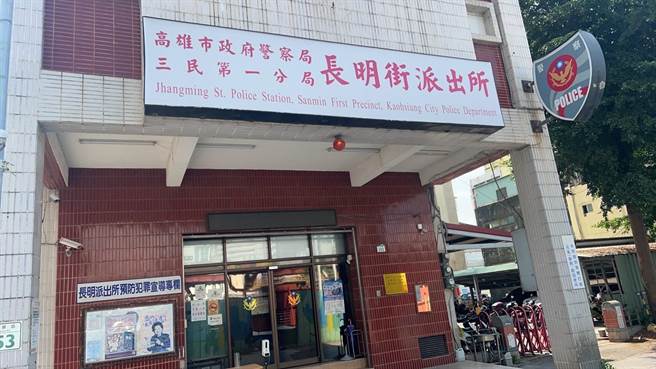高雄三民区长明街发生父持刀刺儿子意外，辖区派出所获报到场处理，儿子左大腿有刺伤，所幸送医无大碍。（崔正纲摄）