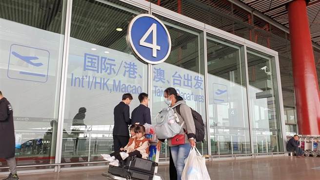 大陆国家移民管理局宣布，15日起全面恢復口岸快捷通关，同时恢復赴港澳团队旅游签注「全国通办」等措施。（本报资料照／蓝孝威摄）