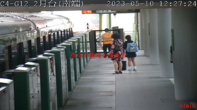 12:27:22-12:27:26 月台相关人员(保全及2名旅客)查看前方状况(大量粉尘)。（图／中捷提供）