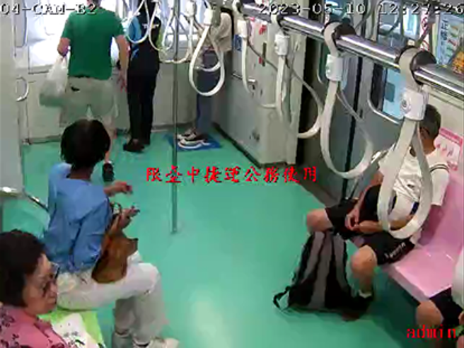 12:27:26 列车关门，随车人员及旅客察觉前方状况(大量粉尘)。（图／中捷提供）