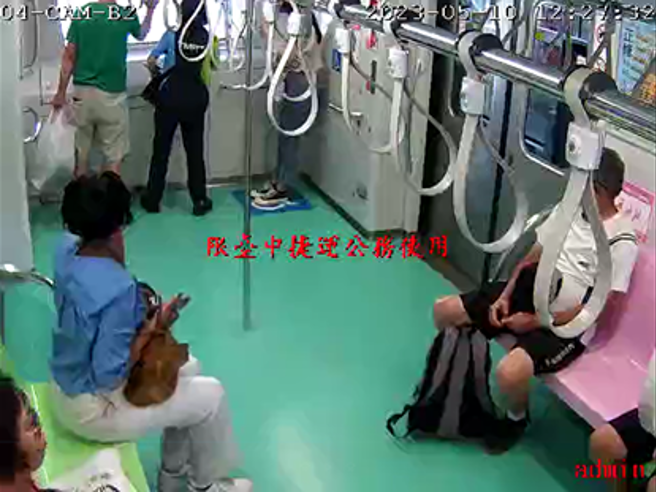 12:27:32 随车人员发现前方异常，呼叫行控中心及拿取列车钥匙开启驾驶台盖板以执行手动紧急停车作业。（图／中捷提供）