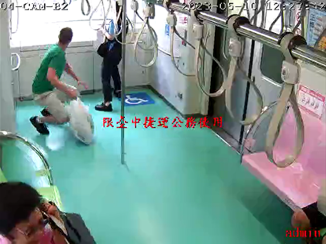 12:27:42 车内旅客开始有防护动作。（图／中捷提供）