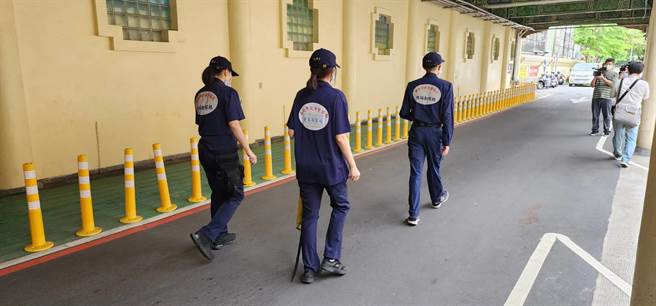 新北市五股区10日惊传凶杀弃尸案，25岁张姓男子疑似债务纠纷遭枪杀，头部中弹陈尸在五股水碓公园附近的颠坡，检警今日在板桥殡仪馆勘验死者遗体，死者家属低调从另侧通道进入相验室，直到鑑识人员离开后都不见人影。(黄敬文摄)