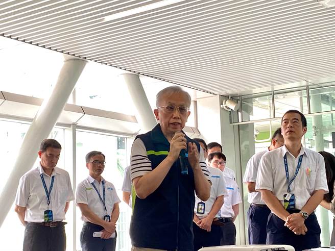 中捷公司代理董事长林良泰今天对昨天中捷列车撞上建商掉落的吊臂做说明。（张亦惠摄）