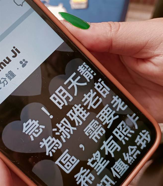 法律系办11日在系上举行追思小角落，昨晚不到1小时，各地寄来与老师的合照高达200多张。（陈淑娥摄）