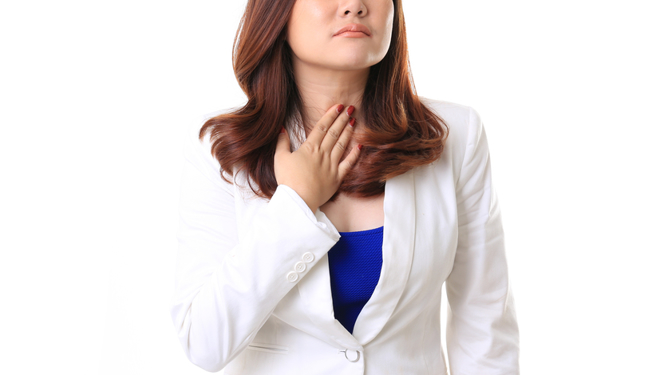 一名妇人时常觉得喉咙卡卡的、肩颈酸痛、睡眠品质差，原来是「焦虑症」上门。（示意图／Shutterstock）