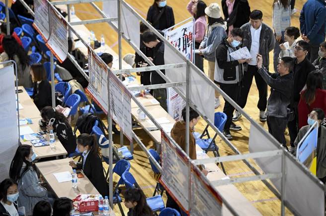 图为2023年寧夏春季综合类大型人才招聘会，日前在位于银川市的寧夏体育馆举行。（图/新华社）