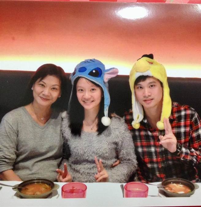 彭丽蓉（左）在她的孩子眼中是超忙碌的八爪女护理师。（秀传提供／孙英哲彰化传真）