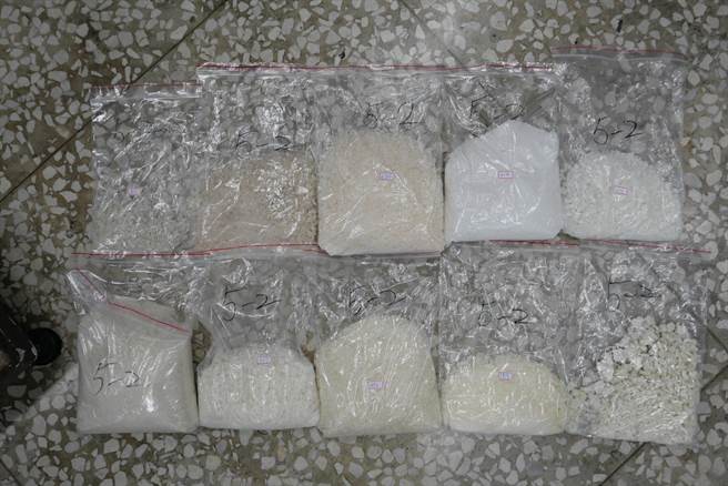 屏東警方破獲大宗毒品案， 28歲林姓男子夥同3名小弟在嘉義縣東石鄉一處玉米田承租鐵皮屋製出市值6、7億的毒品。（警方提供／謝佳潾屏東傳真）