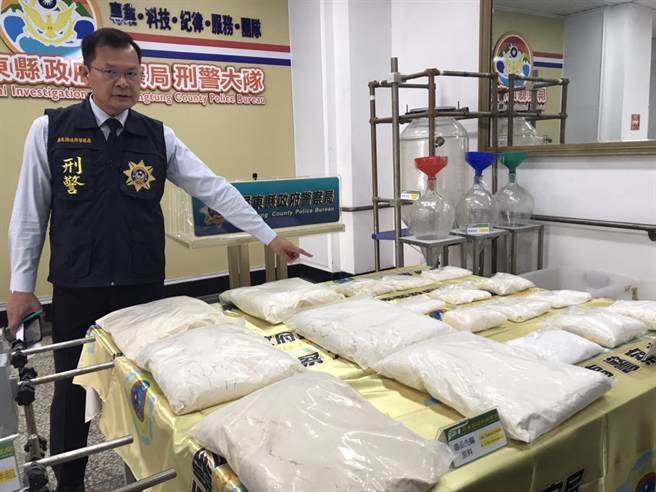 屏東警方破獲大宗毒品案， 28歲林姓男子夥同3名小弟在嘉義縣東石鄉一處玉米田承租鐵皮屋製出市值6、7億的毒品。（謝佳潾攝）