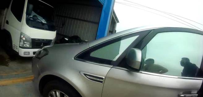 警方經半年埋伏跟監後，終於今年1月間直搗毒窟，趁著4嫌難得外出採買糧食的空檔，以攔車將其等一網打盡。（警方提供／謝佳潾屏東傳真）