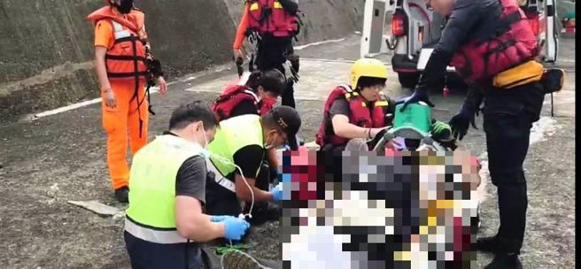 新北市瑞芳区一名钓客疑似寻找钓点不慎落海，救起时已无呼吸心跳。（新北市消防局提供／徐佑升新北传真）