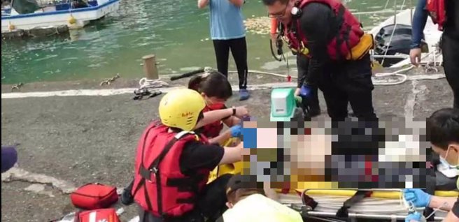 钓客救起时，消防人员即刻进行CPR并送瑞芳矿工医院抢救。（新北市消防局提供／徐佑升新北传真）