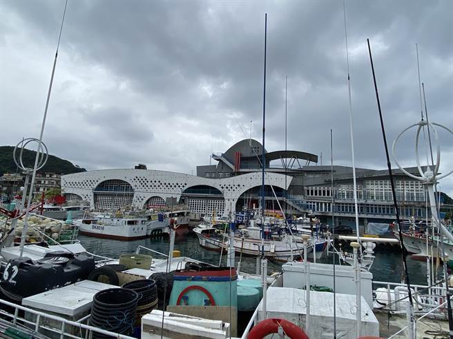 宜兰籍渔船「顺福渔83号」今（11日）上午7时18分，在北纬26度14分、东经123度00分，就是鼻头角东北方约89浬处失火。（吴佩蓉摄）