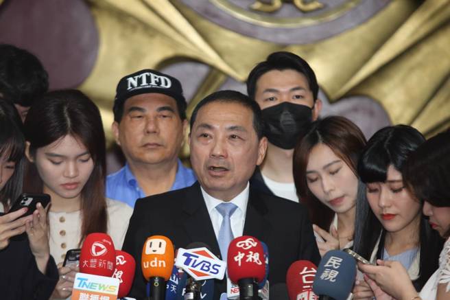 新北市长侯友宜11日出席市议会市政总质询，对于议员关切枪击案频传，侯强调迅速破案，对黑道组织犯罪没有宽容。（ 王英豪摄）