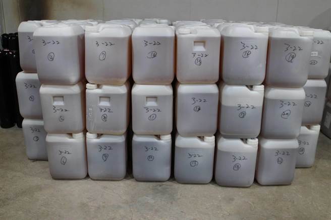 检警在东石制毒工厂查获大批制毒原物料。（嘉义地检署提供／廖素慧嘉市传真）