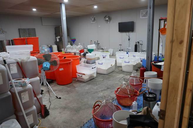 检警在东石一处铁皮屋破获制毒工厂。（嘉义地检署提供／廖素慧嘉市传真）