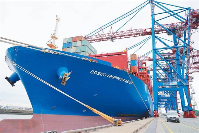 德國政府最新表示，將繼續與大陸達成港口協議，允許大陸航運巨頭中遠集團購買漢堡港口碼頭24.9％的股份，圖為漢堡港。（中新社）