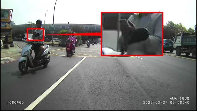 陈姓男子骑机车时竟放开开双手滑手机，遭其他骑士录影检举。警方强调，该名男子已构成危险驾驶行为，依法可开罚6000至2万4000元罚锾、吊扣牌照6个月，并须接受道路交通安全讲习。（高市苓雅分局提供／袁庭尧高雄传真）