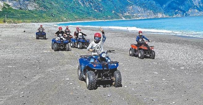 花莲近年兴起沙滩车体验活动，中央研拟管理指引，强化管理。但依法规沙滩车不可行驶道路。警方取缔宣导（本报资料照片）