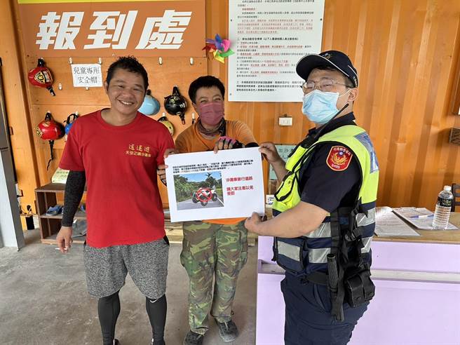 新城警分局员警取缔沙滩车违规行驶一般道路，也请业者协助宣导。（新城警分局提供／王志伟花莲传真）