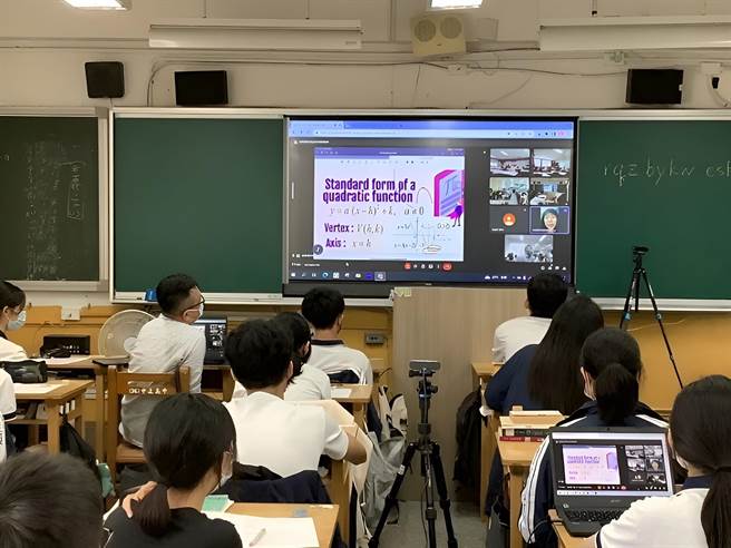 台北市立中正高级中学双语实验班之「数学课程」由该校数学科教师以双语授课，并与澳洲Moreton Bay姊妹校学生以线上连线之方式共同学习、互动。(教育部提供)