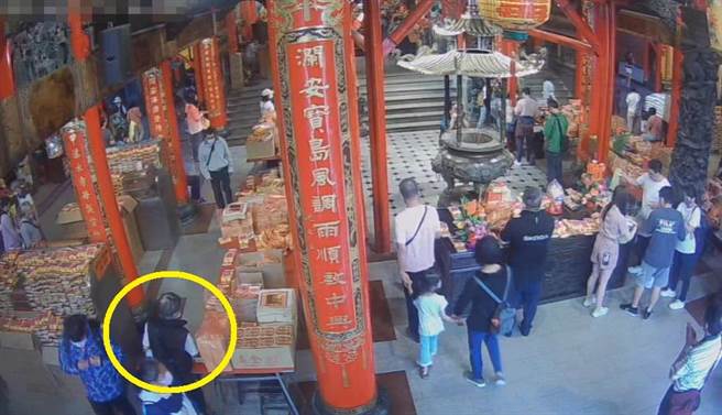 70岁黄姓男子日前到镇澜宫参拜，看见供桌上有首饰心起歹念，将他人物品偷走。（警方提供）