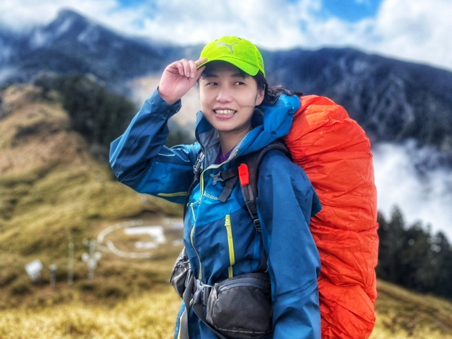 汐科店专案经理杨玗臻是信义房屋「女力」代表之一，除了工作表现优异，閒暇时也常常去爬山。（图/信义房屋 提供）
