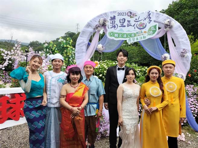 万金杜鹃花季结束后，最令人期待的万里绣球花季紧接着在今（11）日热闹登场，更有多对新人抢拍婚纱照，现场洋溢浓浓的浪漫喜气氛围。(黄敬文摄)