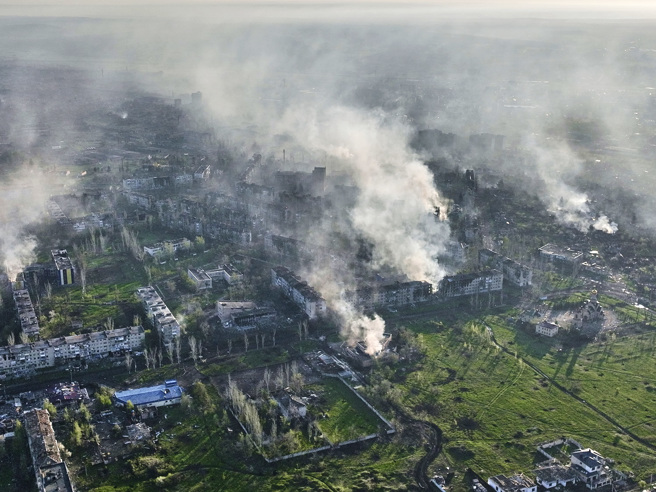 俄罗斯佣兵组织「瓦格纳集团」（Wagner）首脑普里格津（Yevgeny Prigozhin）9日炮轰，俄军第72旅从乌东巴赫姆特「落跑」，痛批莫斯科给的弹药不够，再这样下去，乌军将会歼灭瓦格纳。图为巴赫姆特4月底被炮击的画面。（资料照／美联社）