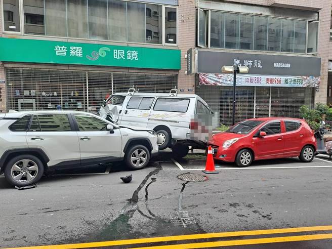 台中市北区永兴街与青岛路口发生离奇车祸，蔡男驾自小客行经该路段时疑一时闪神逆向撞上机车、再撞上路边停放3辆自小客。（民眾提供／冯惠宜台中传真）
