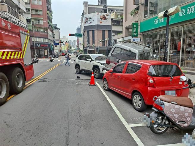 台中市北区永兴街与青岛路口发生离奇车祸，蔡男驾自小客行经该路段时疑一时闪神逆向撞上机车、再撞上路边停放3辆自小客。（民眾提供／冯惠宜台中传真）