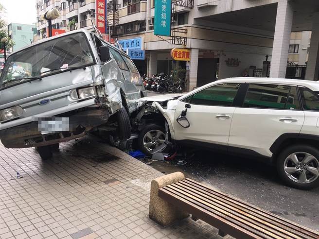 台中市北区永兴街与青岛路口发生离奇车祸，蔡男驾自小客行经该路段时疑一时闪神逆向撞上机车、再撞上路边停放3辆自小客。（民眾提供／冯惠宜台中传真）