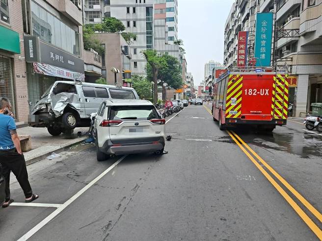 台中市北区永兴街与青岛路口发生离奇车祸，蔡男驾自小客行经该路段时疑一时闪神逆向撞上机车、再撞上路边停放3辆自小客。（民眾提供／冯惠宜台中传真）
