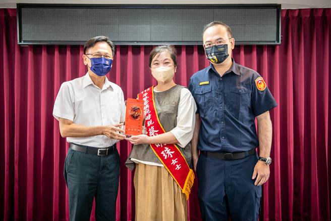 台中市今年当选警察模范母亲蔡明珠女士（中）的丈夫从事警职，2人培育2名儿子从事警察工作，维护治安，对社会奉献良多。（台中市警察局提供／张妍溱台中传真）