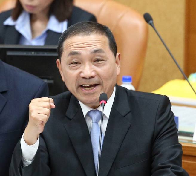 侯友宜表示，不管多艰难，他都会跟议员们一起拚。新北市长侯友宜11日出席市议会市政总质询。（ 王英豪摄）