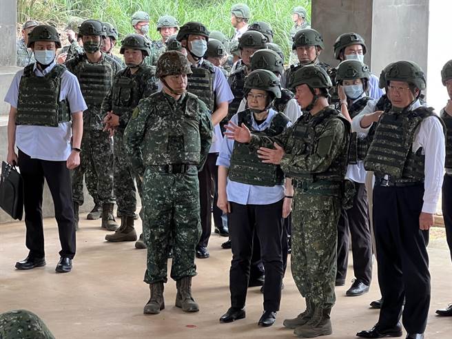 视导首批女后备军人教召 ，总统：原则是就地动员，就地作战。（曾薏苹摄）