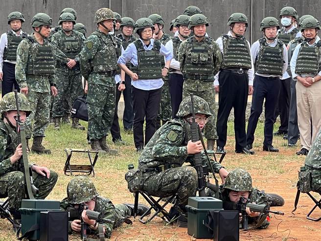 视导首批女后备军人教召 ，总统：原则是就地动员，就地作战。（曾薏苹摄）