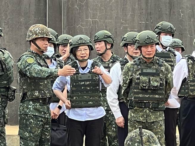 视导首批女后备军人教召 ，总统：原则是就地动员，就地作战。（曾薏苹摄）