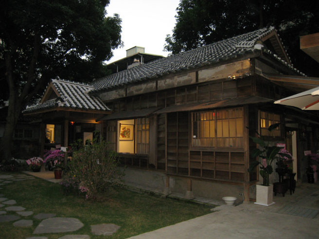 不输永康街！逾30年老公寓每坪近百万？这条街网称「台北高级老学究文青特区」。图为位于青田街林荫文风巷弄的敦煌画廊，其建筑与内部展出的艺术品相得益彰。（唐荣丽摄）