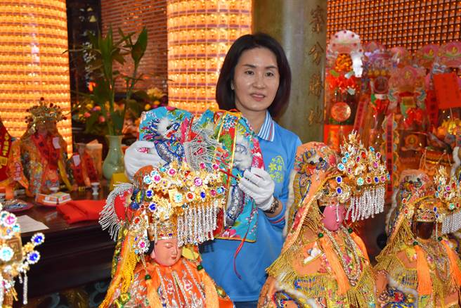 头份市永贞宫11日上午替妈祖换新圣袍，今年换上蓝色系客家花布新衣。（谢明俊摄）