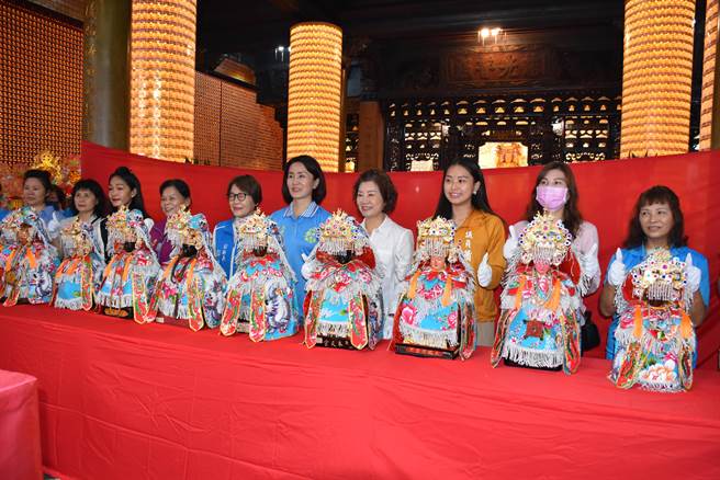 头份市永贞宫11日上午由主委张淑芬等12名政商重要女性替12尊妈祖换新圣袍。（谢明俊摄）